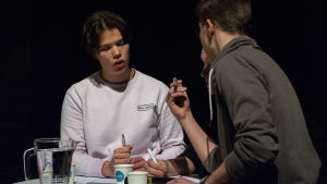 Rasmus Åminne, Robin Frejborg och Ron Nyström från Lovisa planerar sin debattstrategi för avgiftsfria studier på andra stadiet. Debatt-tävlingen 2020