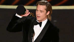Tack för allt. Brad Pitt belönades för sin roll i Once Upon A Time in Hollywood och passade på att ge senaten en örfil. Brad Pitt håller i sin nyvunna Oscar för bästa manliga biroll.