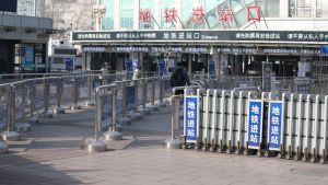 Järnvägsstationen i Peking var ovanligt tom på måndag trots att den förlängda nyårshelgen tog slut. Järnvägsstationen i Peking var ovanligt folktom på måndag trots att den förlängda nyårshelgen tog slut.