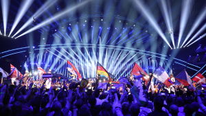 Publikhav under 2018 års Eurovision Song Contest. Filmen The Story of Fire Saga har omtalats som en kärleksfull ersättning för den tävling vi aldrig fick under coronavåren 2020. Publikhav med flaggor som vajar framför ESC-scenen i Portugal 2018.