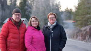 Tom Dahlin, Sonja Eklund-Dahlin och Anette Högström står vid Täktervägen. Tre personer står vid en väg.