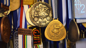 I samlingen finns flera EM- och VM-medaljer. Personporträtt på Krister Holmberg