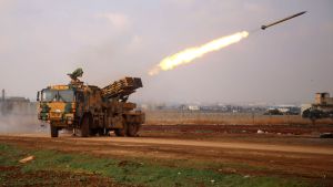Ett turkiskt raketbatteri öppnar eld mot syriska regeringsstyrkor i Idlibenklaven ett turkiskt raketbatteri öppnar eld mot syriska regeringsstyrkor i Idlibenklaven