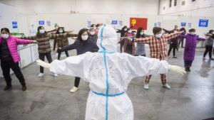 Medicinsk personal leder gruppgymnastik bland människor som uppvisar milda symptom av det nya coronaviruset. Bilden är tagen på ett tillfälligt sjukhus i Wuhan på måndagen. Medicinsk personal leder gruppgymnastik bland människor som smittats av coronaviruset och som tagits in på ett tillfälligt sjukhus och som uppvisar milda symptom av viruset. Bilden är tagen i Wuhan på måndagen.