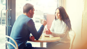 "Det är inte bara kaffet som är hett på det här stället." Ett par dricker kaffe på ett café.