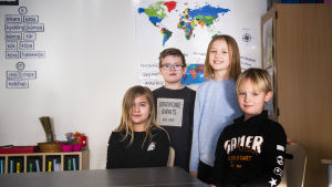 Alice Modin, Felix Tossavainen, Linnea Berglund och Emrik Lindblom-Nilsson tänker ännu inte så mycket på hälsoaspekterna med att promenera, men är glada att de kan minska på trafikutsläppen genom att promenera. Fyra barn i ett klassrum.