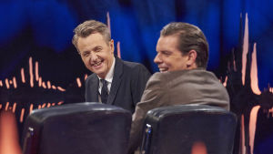 Alex Schulman med ryggen mot kameran är gäst hos Skavlan. Alex Schulman med ryggen mot kameran är gäst hos Skavlan.