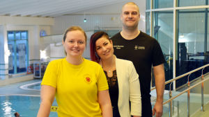 Hannelie Fröberg, Julia Salmela och Benny Forsström är glada över att många kommer till Ekenäs simhall för att simma, vattenlöpa, leka och njuta. Personporträtt på Hannelie Fröberg, Julia Salmela och Benny Forsström