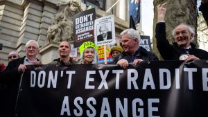 "Utlämna inte Assange" och "Journalistik är inget brott" står det på banderollen i London 22.2.2020 "Utlämna inte Assange" och "journalistik är inget brott" står det på banderollen i London 22.2.2020