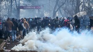Migranter flydde undan tårgasgranater i turkiska Pazarkule, vid gränsen mot Grekland, på lördagen. Migranter flydde undan tårgasgranater i turkiska Pazarkule, vid gränsen mot Grekland, på lördagen.