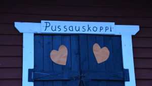 Hit kan de nyblivna paren gå efter att de bekänt sin kärlek för varandra. En skylt där det står "Pussauskoppi"