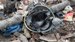 En turkisk soldathjälm i byn Balyun, i Idlib, där de turkiska soldaterna dödades på torsdagen. En turkisk soldathjälm i byn Balyun, i Idlib, där de turkiska soldaterna dödades på torsdagen.