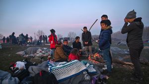 Flyktingar har slagit läger vid gränsen mot Grekland. Migranter väntar nära floden Meritsa, nära Edirne, Turkiet 2.3.2020