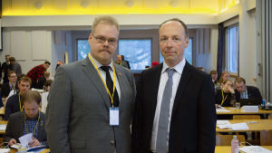 Jussi Halla-ahos gamla fascistkompis Toni Jalonen åker nu ut i kylan. Perussuomalaisten nuorten toinen varapuheenjohtaja Toni Jalonen (vas.) ja perussuomalaisten puheenjohtaja Jussi Halla-aho perussuomalaisten nuorten syyskokouksessa Riihimäellä 9. marraskuuta 2019.