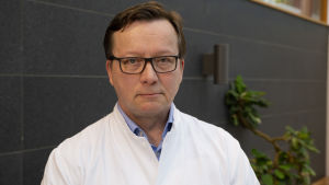 Pettilä påminner om att 80 procent av patienterna upplever lindriga symptom och att endast några procent behöver intensifierad vård. HUSin tehohoidon linjajohtaja Ville Pettilä.