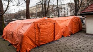 Tält utanför ett virussmittat sjukhus i Warszawa, Polen 11.3.2020 Tält utanför ett virussmittat sjukhus i Warszawa, Polen 11.3.2020
