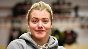 Ronja Savolainen hör till världens bästa backar och har i en ålder av 22 år vunnit OS-brons och tre VM-medaljer. Ronja Savolainen i närbild.
