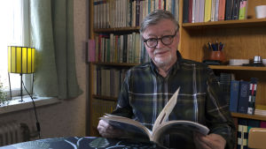 Torbjörn Lodén råder Helsingfors att inte acceptera ett samarbete som gör att finländska forskare känner sig begränsade. Torbjörn Lodén i hemmet med bokhylla i bakgrunden