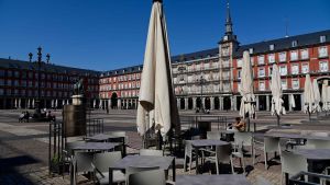 Det normalt myllrande Plaza Mayor i centrala Madrid ligger nu helt öde Det normalt myllrande Plaza Mayor i centrala Madrid ligger nu helt öde