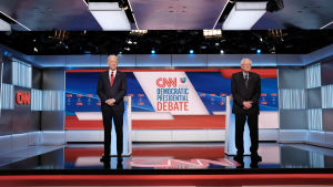 Den möjligen sista demokratiska primärvalsdebatten hölls utan publik i en tv-studio i Washington Den möjligen sista demokratiska primärvalsdebatten hölls utan publik i en tv-studio i Washington