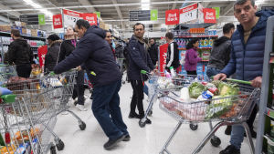Människor trängs i ett storköp i London då oron över coronaepidemin ledde till hamstrande också där. Stora delar av befolkningen har redan flera dagar vidtagit försiktighetsåtgärder trots att regeringen inte har rekommenderat dem. Människor trängs i ett storköp i London då oron över coronaepidemin ledde till hamstrande också där.