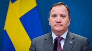Att isolera Stockholm har inte diskuterats, säger statsminister Stefan Löfven. Stefan Löfven med allvarlig min och svenska flaggan i bakgrunden.