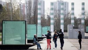 Poliskontroll i Nanterre nära Paris 18.3.2020. Poliskontroll i Nanterre nära Paris 18.3.2020. Ingen onödig utomhusvistelse är tillåten. Dokument på orsaken till utevistelsen måste uppvisas. I annat fall kan det bli böter