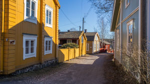 Lovisas gamla trähus lockar till sig en hel del turister. vanha talo loviisassa
