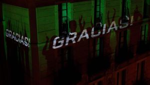 "Gracias" ("Tack") reflekteras på en byggnad i Barcelona 21.3.2020. Människor går varje dag till sina fönster och balkonger för att tacka hälsovårdspersonal "Gracias" ("Tack") reflekteras på en byggnad i Barcelona 21.3.2020. Männiksor går varje dag till sina fönster och balkonger för att tacka hälsovårdspersonal