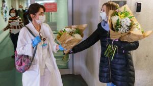 En blomförsäljare överräcker blommor till personalen på sjukhuset i Burgos (UBU) 21.3.2020 En blomförsäljare överräcker blommor till personalen på sjukhuset i Burgos (UBU) 21.3.2020