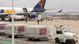 Flygplatsen i Zaragoza 23.3.2020. Här levereras över en miljon skyddsmasker och medicinsk vårdutrustning som kommer från Kina. Ett spansk jätteföretag i textilbranschen har donerat utrustningen. Flygfältet i Zaragoza 23.3.2020. Leveranser med över en miljon skyddsmasker och medicinsk vårdutrustning anländer från Kina. Ett spansk jätteföretag i textilbranschen har donerat utsrustningen.