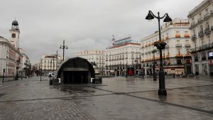 Puerta del Sol i Madrid ligger öde 23.3.2020, men är normalt en mycket livlig plats i Madrid. Puerta del Sol i Madrid ligger nu öde, men är normalt en mycket livlig plats i Madrid. 23.3.2020