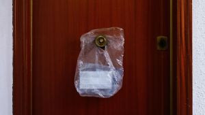 En påse som innehåller en skyddsmask hänger på dörren till en bostad för äldre i L'Hospitalet del Llobregat nära Barcelona. 18.3.2020 En påse som innehåller en skyddsmask hänger på dörren till en bostad för äldre i L'Hospitalet del Llobregat nära Barcelona. 18.3.2020