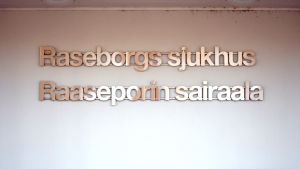 Raseborgs stad samarbetar med Raseborgs sjukhus kring coronaepidemin. Skylt med texten Raseborgs sjukhus