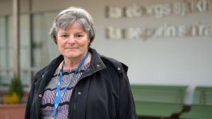 Gbriela "Gabi" Erroll är direktör vid Raseborgs sjukhus. Personporträtt på Gabriela Erroll