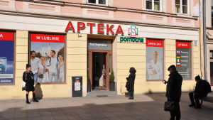 Alla i kön utanför apoteket håller rejäla avstånd mellan varandra. Inne i apoteket får det finnas högst två personer samtidigt. En kö utanför ett apotek i Lublin. Alla i kön håller rejält avstånd till varandra