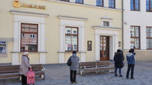 En kö utanför en bank i Lublin Kö utanför en bank i Lublin. Alla håller rejält avstånd till varandra