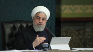 Irans president HAssan Ruhani har i alla fall officiellt ansvar för coronaåtgärderna Irans president Hassan Ruhani leder ett regeringsmöte