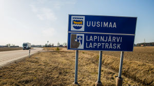 Rikssexan hör till de vägar där trafiken mellan Nyland och Kymmenedalen kontrolleras. uusimaa kyltti lapinjärven rajalla