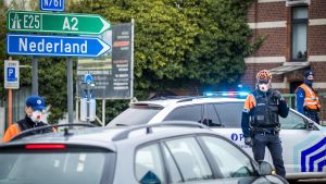 Belgisk polis granskar nederländska bilar vid gränsen. Poliser utför gränskontroller i Maaseik vid gränsen till Nederländerna.