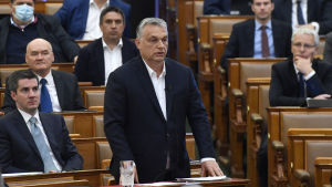 Viktor Orbán debatterar i parlamentet inför godkännandet av lagen om nödläge den 30 mars. Viktor Orbán debatterar i parlamentet inför godkännandet av lagen nödläge 30.3.2020