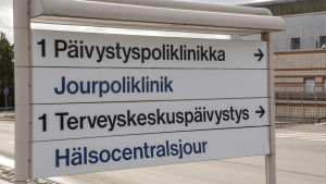 Sjukvårdsdistriktets ledning kommer att möblera om verksamheten på avdelningarna. Peijaksen sairaalan opastekylti Vantaalla.