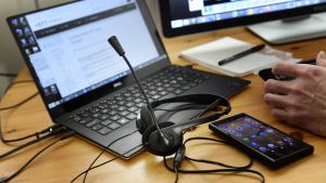 Distansarbetet blir lättare om du har en fungerande internetuppkoppling. (Arkivbild.) Bild av en dator, hörlurar och telefon.