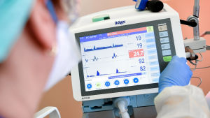 Personalen ska veta hur alla apparater används på rätt sätt. Apparatur som används inom intensivvården.