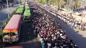 Migrantarbetare och deras familjer väntar på en buss som ska ta dem till deras hembyar. New Delhi 28.3.2020 Migrantarbetare och deras familjer väntar på en buss som ska ta dem till deras hembyar. New Delhi 28.3.2020