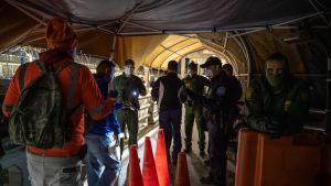 Gränskontroll vid Paso del Norte mellan Ciudad Juarez i Mexiko och El Paso i Texas. Människor uppmanas att stanna hemma men de som jobbar på andra sidan gräsen måste ta sig till sina jobb.s Gränskontroll vid Paso del Norte mellan Ciudad Juarez i Mexiko och El Paso i Texas. Människor uppmanas att stanna hemma men de som jobbar på andra sidan gräsen måste ta sig till sina jobb.s