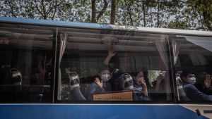 Sjukvårdare från provinsen Shandong vinkar från en buss då de åker hem från Wuhan 6.4.2020 Sjukvårdare från provisnen Shandong vinkar från en buss då de åker hem från Wuhan 6.4.2020