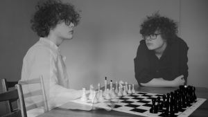 Bild ur Benjamin Rosenlunds yrkesprov. Benjamin Rosenlund spelar schack med sig själv