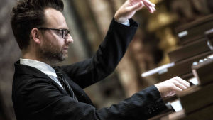 Hampus Lindewall är en av få skandinaviska organister som spelat på orgeln i Notre-Dame. Organisten Hampus Lindewall spelar orgel