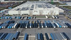 Amazons förnekar att bolaget inte vidtagit tillräckliga åtgärder för att skydda sina anställda Amazons väldiga logistikcenter i Maryland i USA